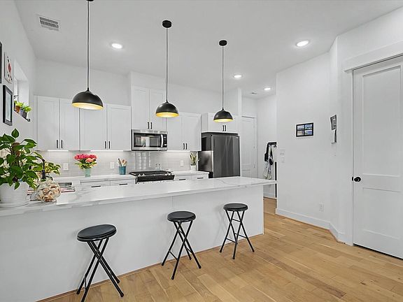 3rd image of 2511 Stuart St