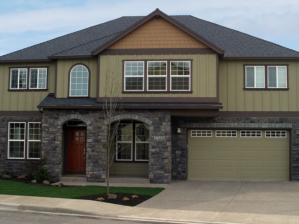 Well kept yard, 3 car tandem garage