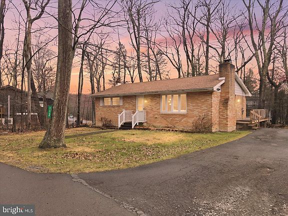 2nd image of 112 Pin Oak Ln