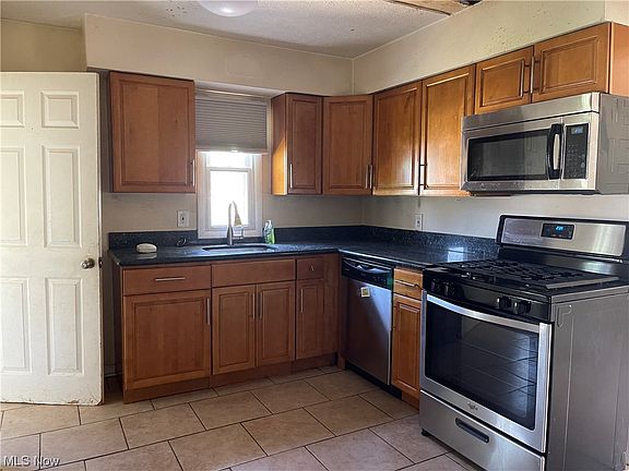 3rd image of 15371 Ashland Dr