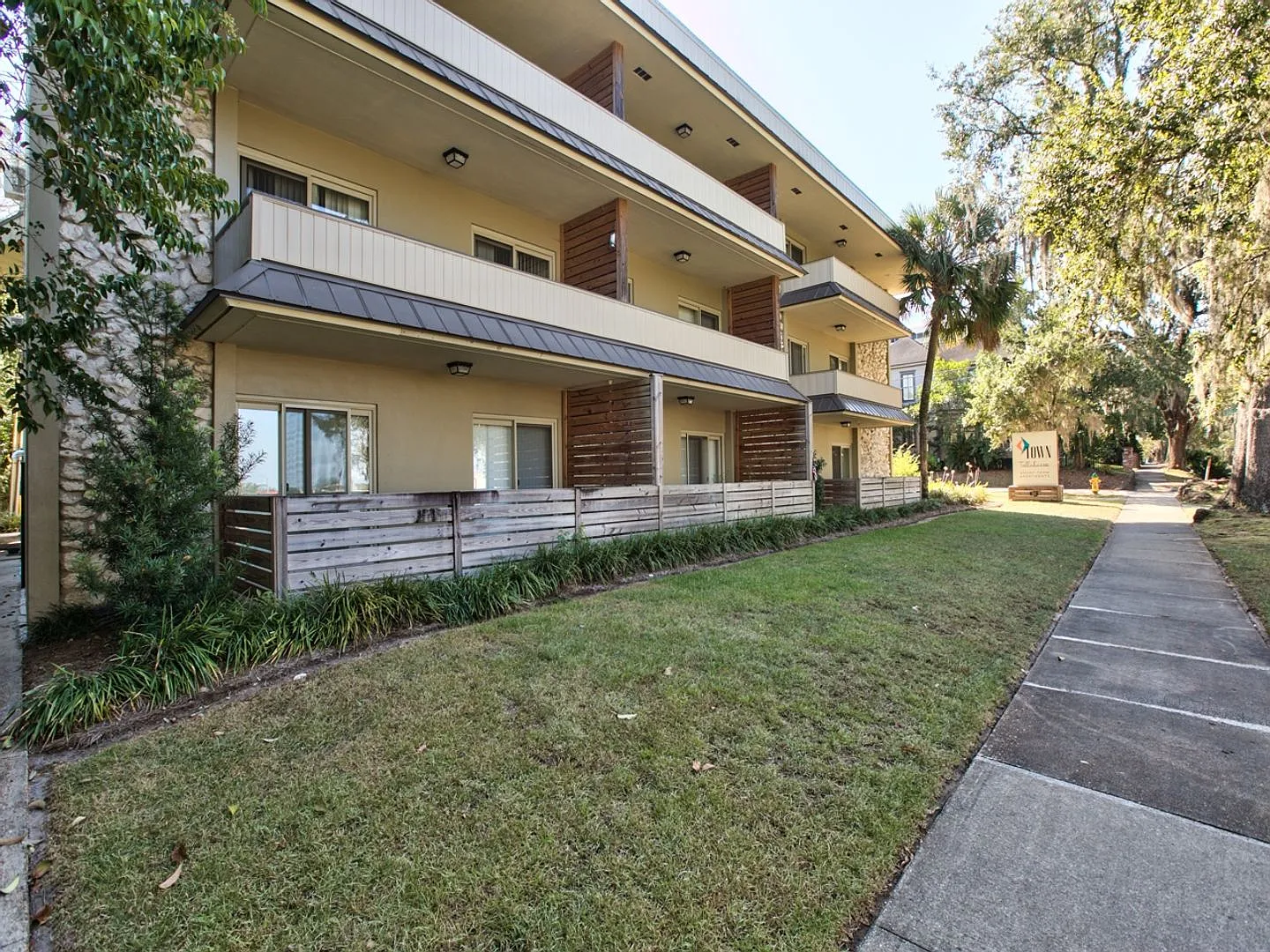 Town Tallahassee — Photo 4