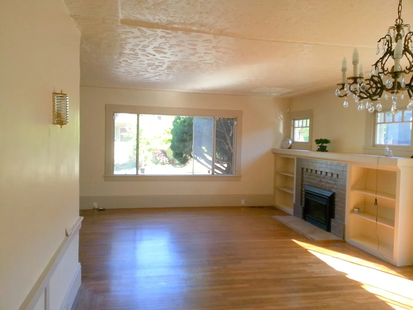 Craftsman home in Temescal w/new appliances, hardwood floors, fireplace, yard and washer/dryer! — Photo 3