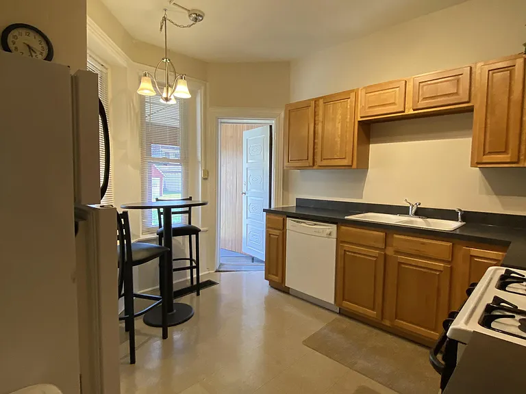 725 Grace St — Photo 5