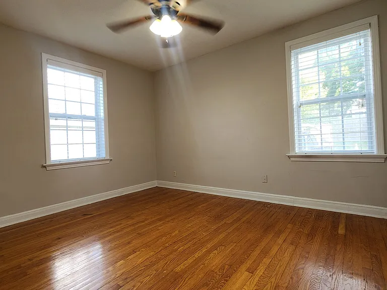 1042 Sanford Ave — Photo 5