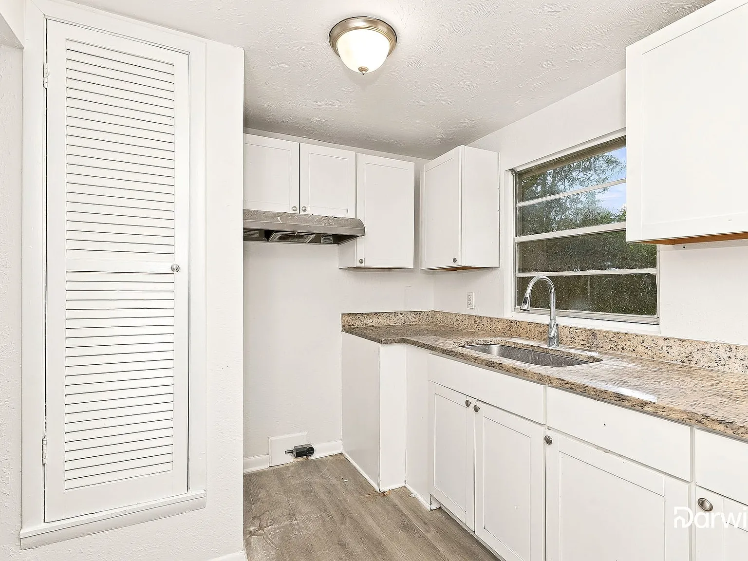 3 bed, 1.5 bath, 1302 sqft, $1,470 — Photo 2