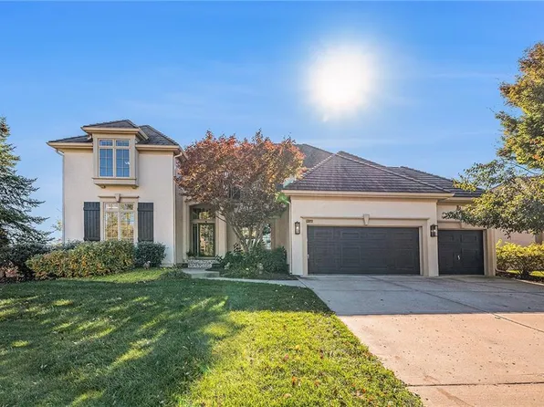 8155 Westlake Dr, Parkville, MO 64152