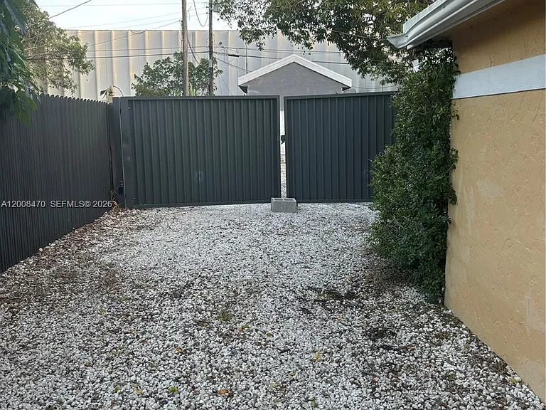 1416 SW 33rd Ct — Photo 3