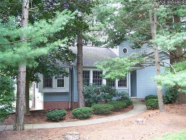 1st image of 98 Burlington Oval Dr