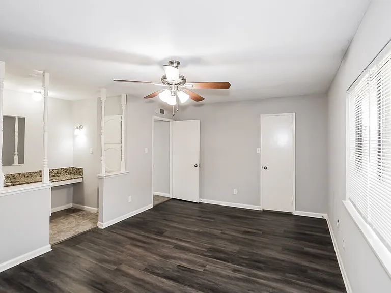 2109 Kings Rd — Photo 11