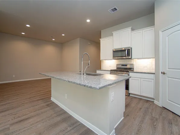 439 Stonebrook Ln, Conroe, TX 77304