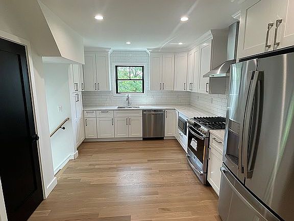 4th image of 586 Palisades Ave