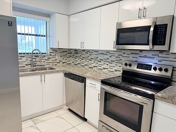 5th image of 1104 Riverside Dr