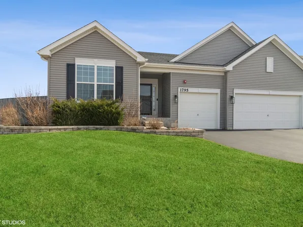 1795 Newberry Ln, Hoffman Estates, IL 60192