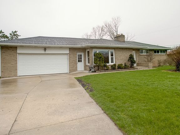 3rd image of 520 Twin Lakes Dr NE