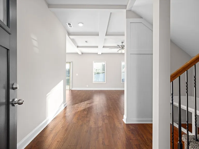 101 Lucerne Ln — Photo 5