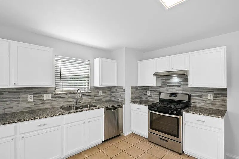5 bed, 2.5 bath, 3182 sqft, $2,800 — Photo 2