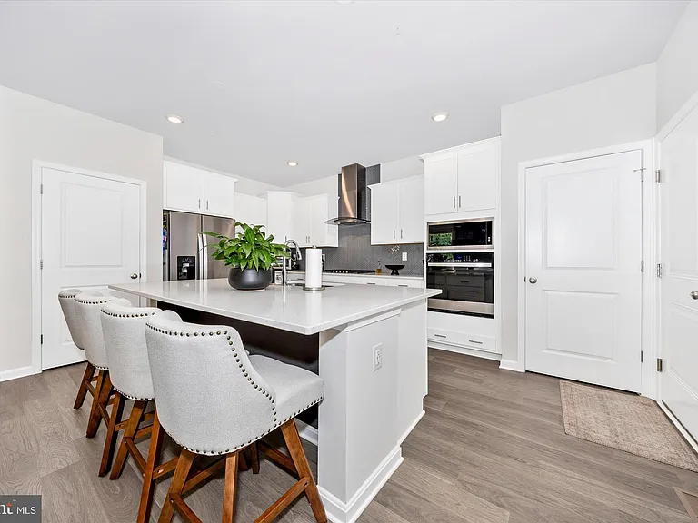 700 Bond St — Photo 11