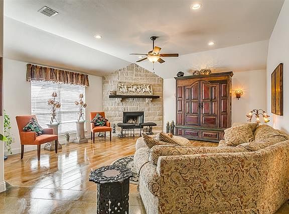 3rd image of 2025 Bay Laurel Dr
