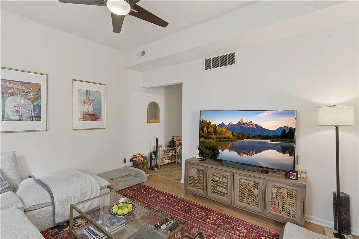 3 bed, 2.0 bath, $4,000 — Photo 2