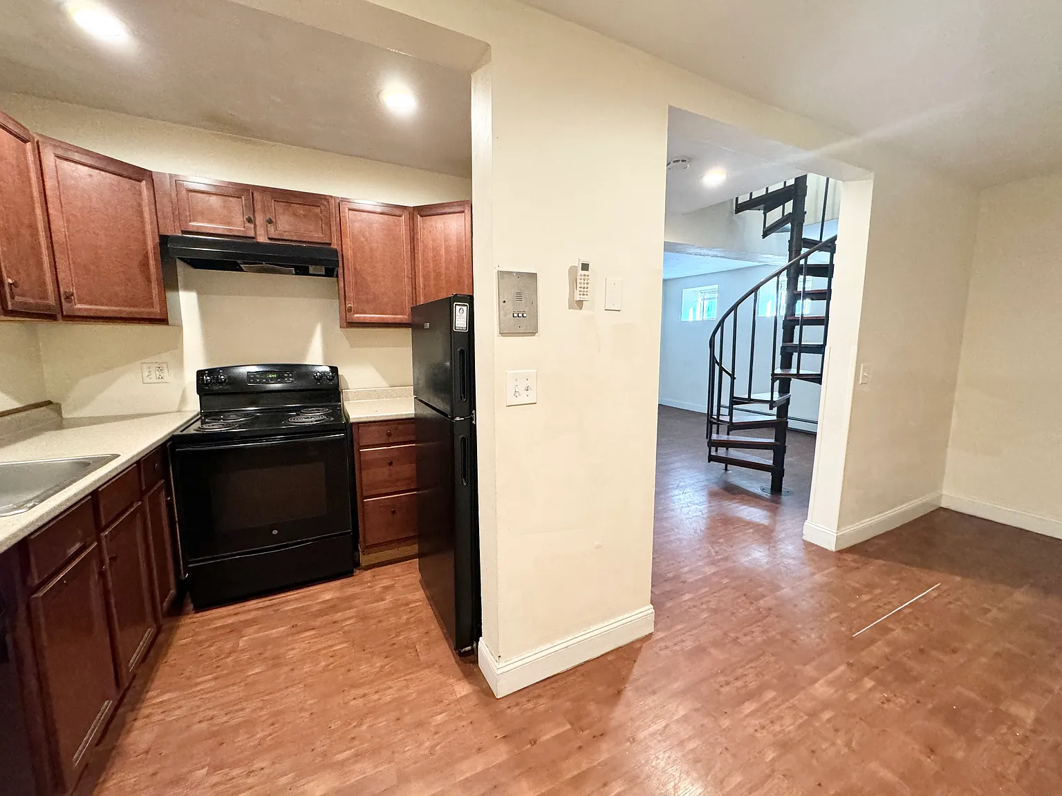 3 bed, 9999 sqft, $3,000 — Photo 2