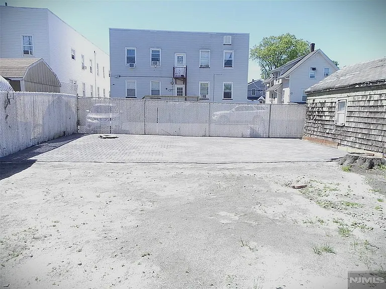 33 Center St — Photo 12