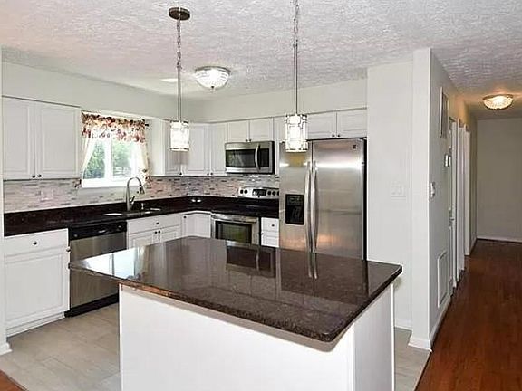 4th image of 13296 Hollinger Ave