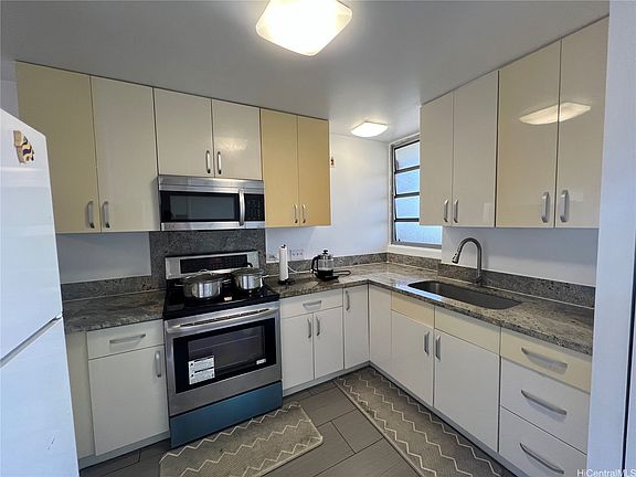 4th image of 1015 Ala Napunani St APT 403