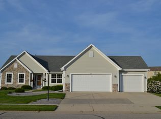 1433 Mamerow Ln W, Oconomowoc, WI 53066