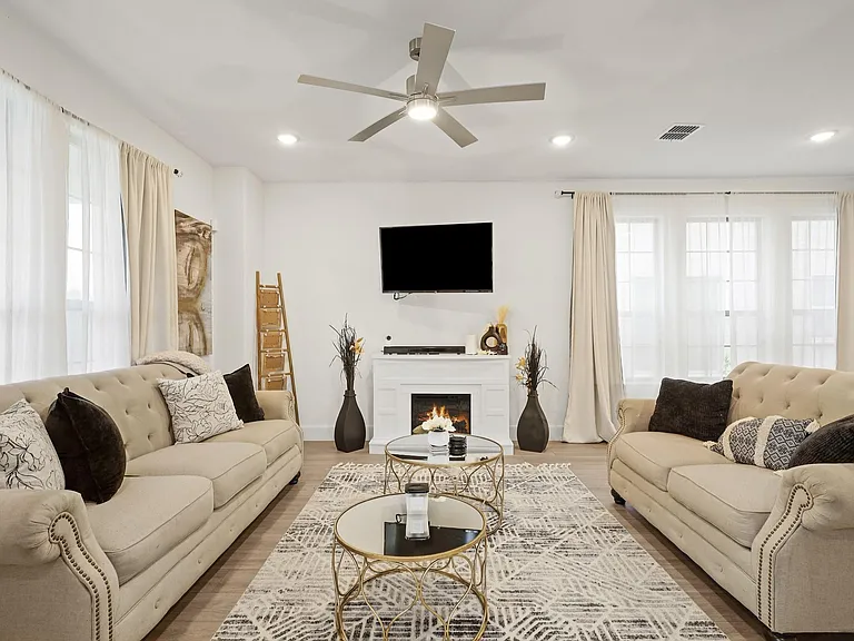 1013 Carnation Dr — Photo 9