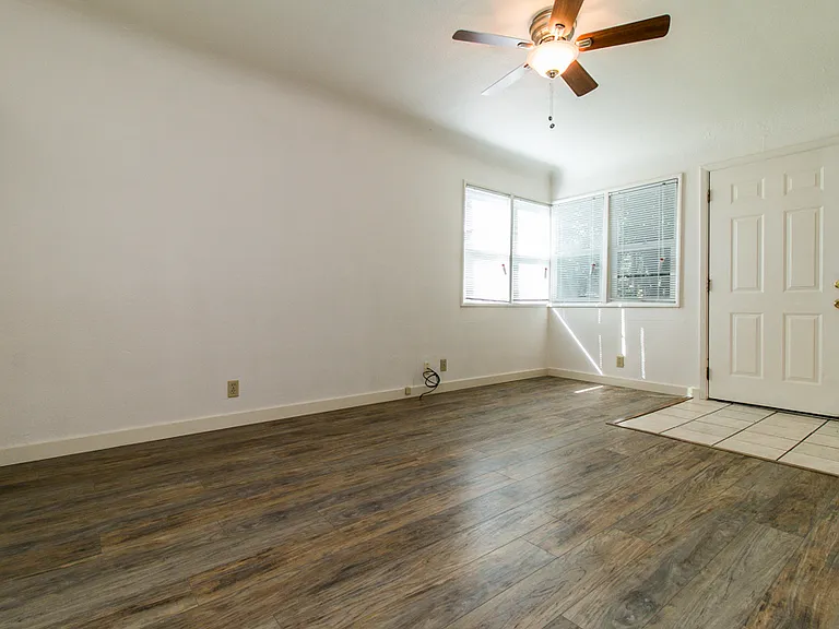 121 W D St — Photo 3