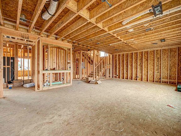 4th image of 215 Packer St