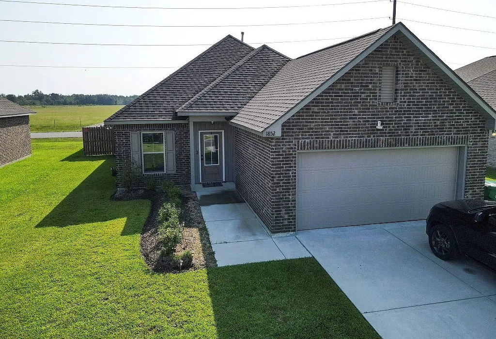 3 bed, 2.0 bath, 1356 sqft, $1,900 — Photo 1