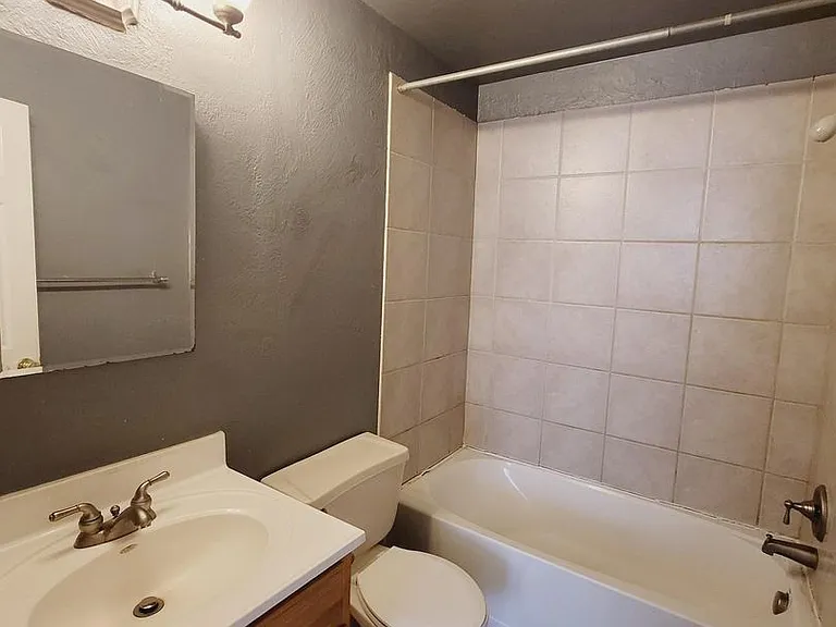 112 N Walnut St — Photo 9