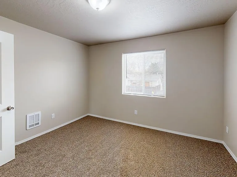 550 SE 7th St #C — Photo 4