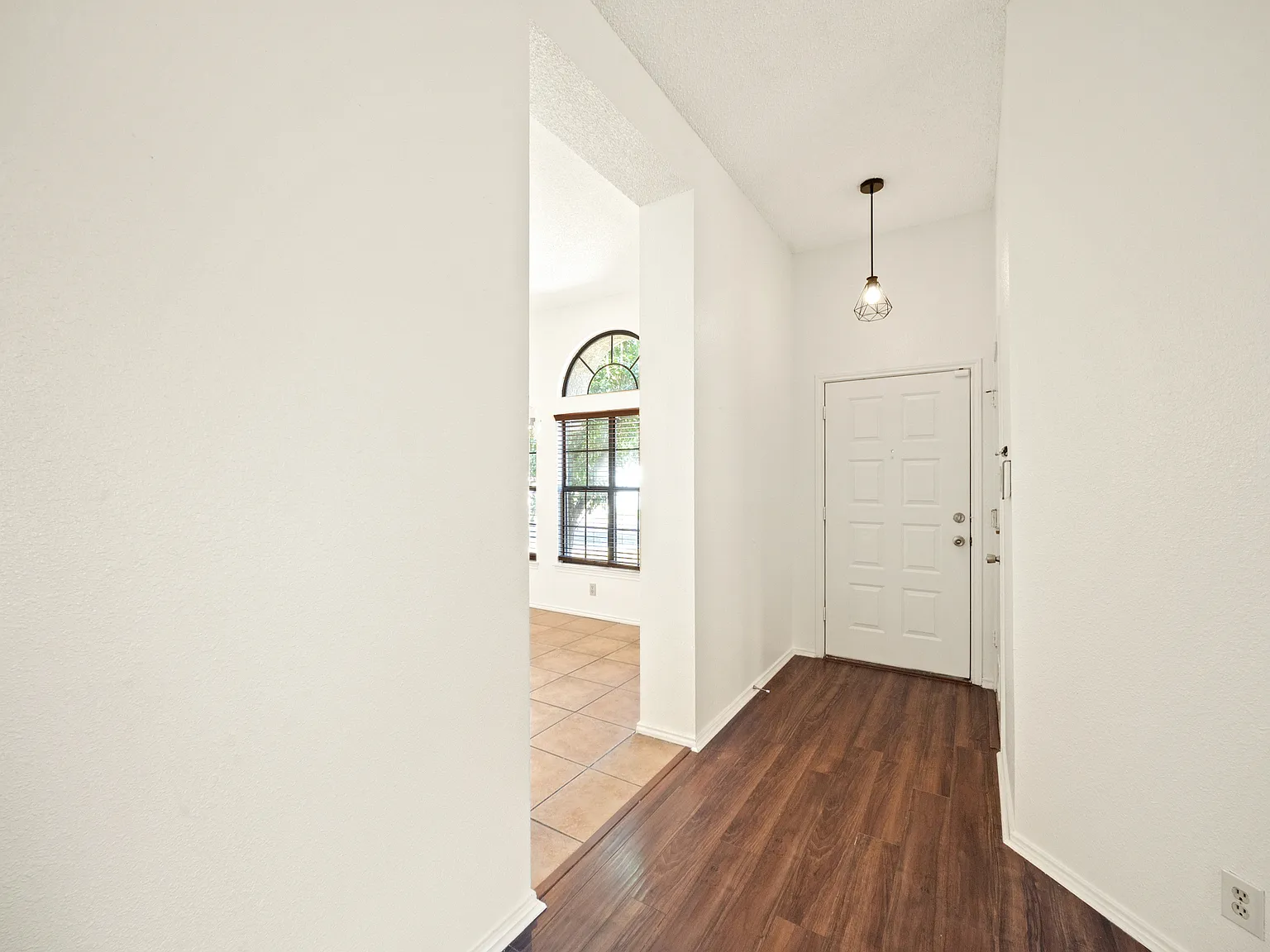 Charming 3-Bed Home with Fenced Yard, Garage, and Modern Comforts in San Antonio — Photo 4