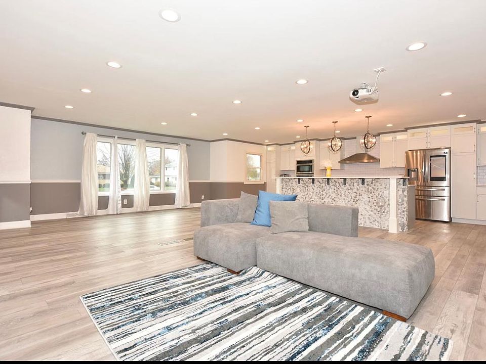 2nd image of 9245 N Carlotta Ln