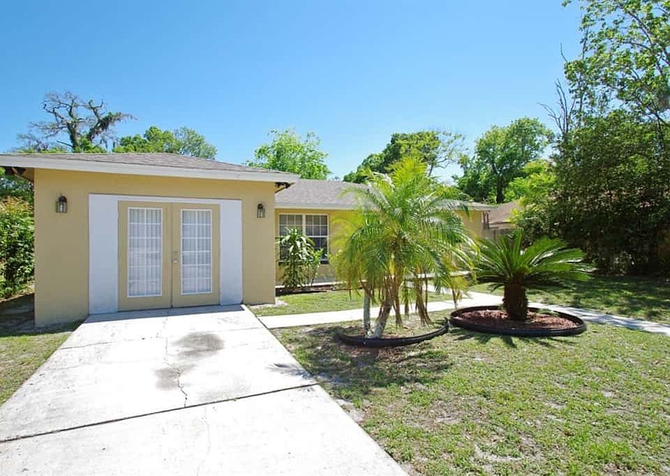 1st image of 410 S Hawthorn Cir