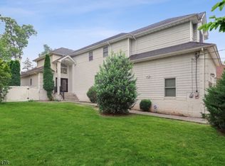 176 Beaufort Ave, Livingston, NJ 07039