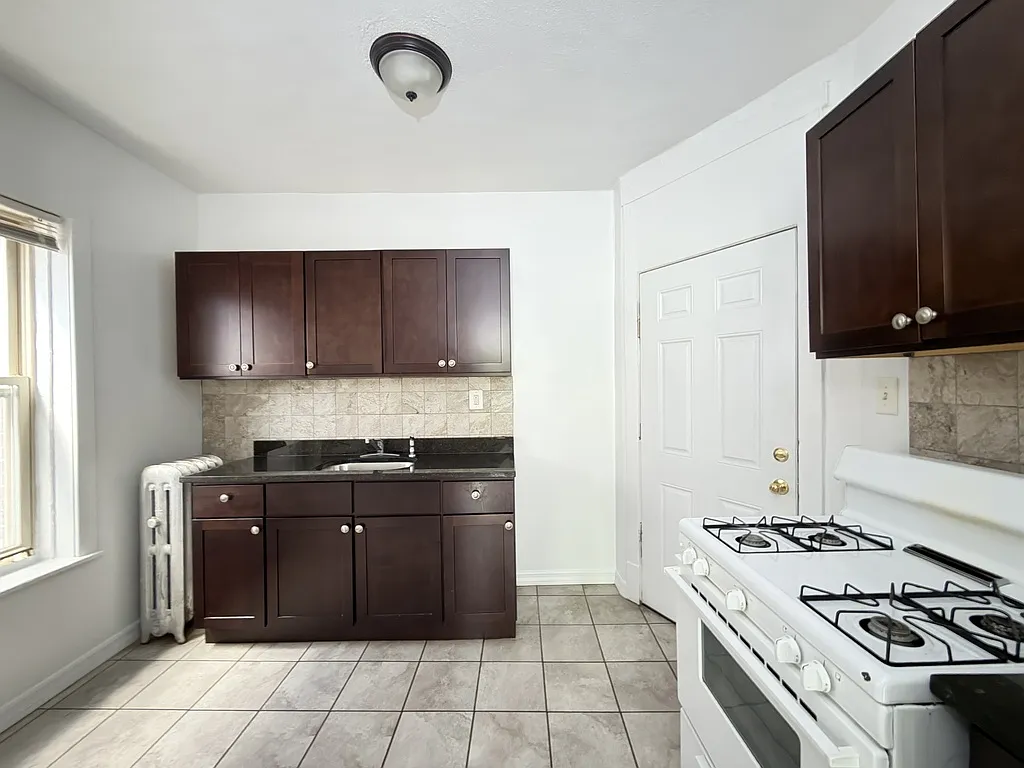 Astounding Studio, 1 Bath at Magnolia + Devon (Rogers Park) — Photo 3