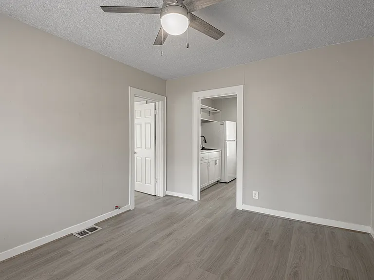 811 Sam Houston Ave #B — Photo 4