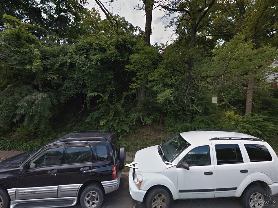 2nd image of 825 Wells St