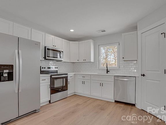 4th image of 402 Deaton St