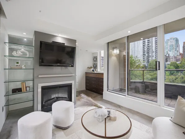 1182 Richards St, Vancouver, BC V6B 3E6