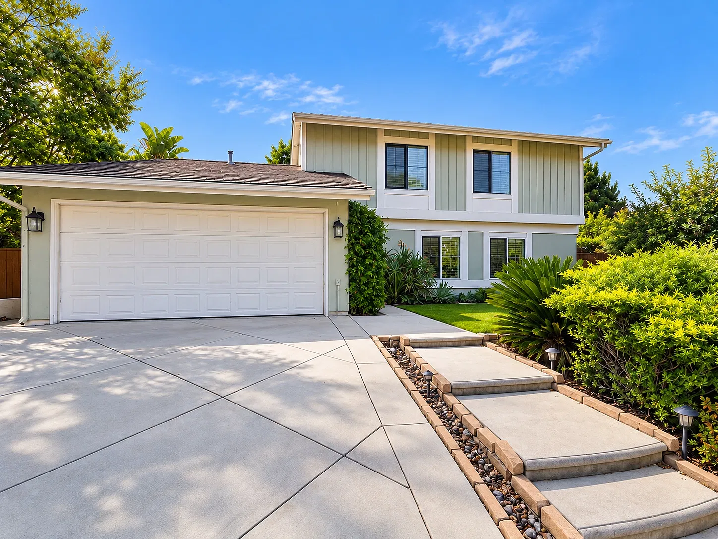 5 bed, 1938 sqft, $4,650 — Photo 1