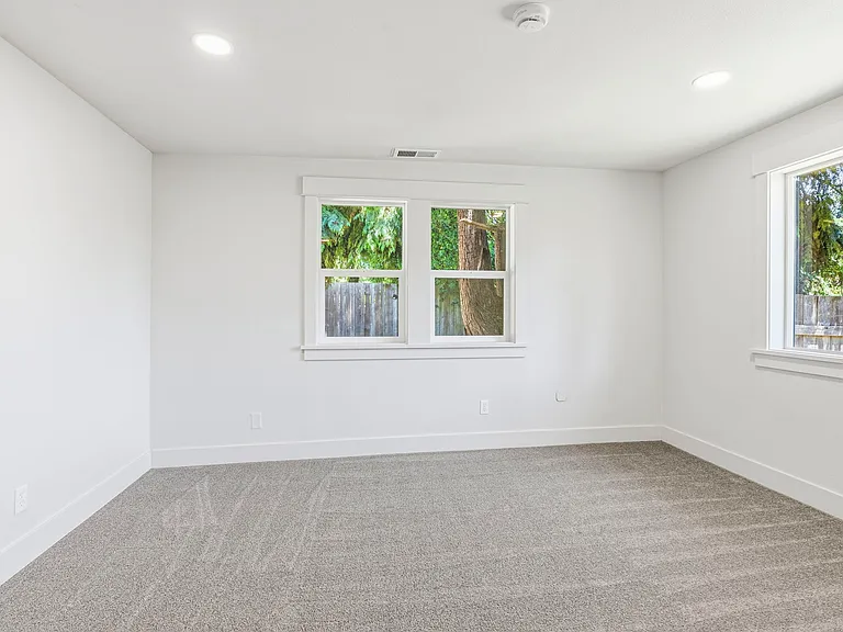 305 W 8th St — Photo 13