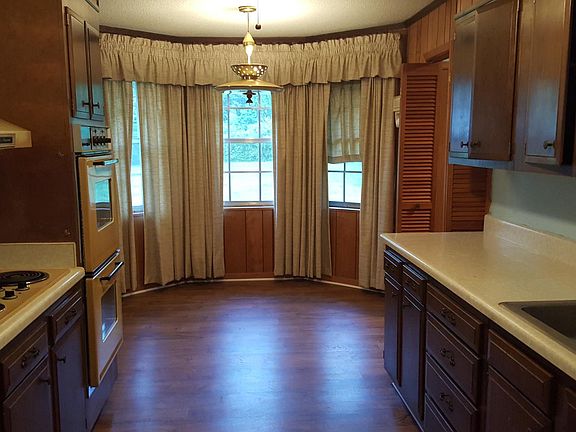 Kitchen and breakfast area