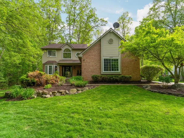 7824 Turnberry Dr, Whitmore Lake, MI 48189