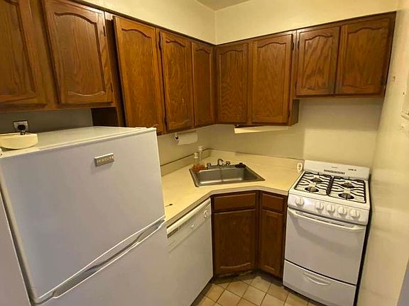 3rd image of 28 W 73rd St APT 4a