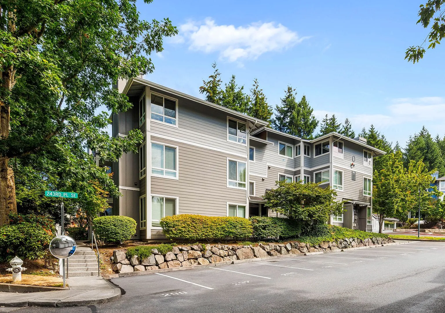 Top Floor 1 Bedroom Condo in Great Location — Photo 1