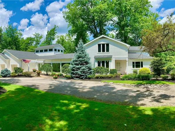 70 Old Plank Ln, Moreland Hills, OH 44022